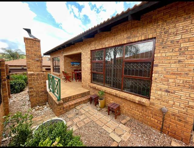 2 BEDROOM TOWNHOUSE FOR SALE IN NOORDHEUWEL